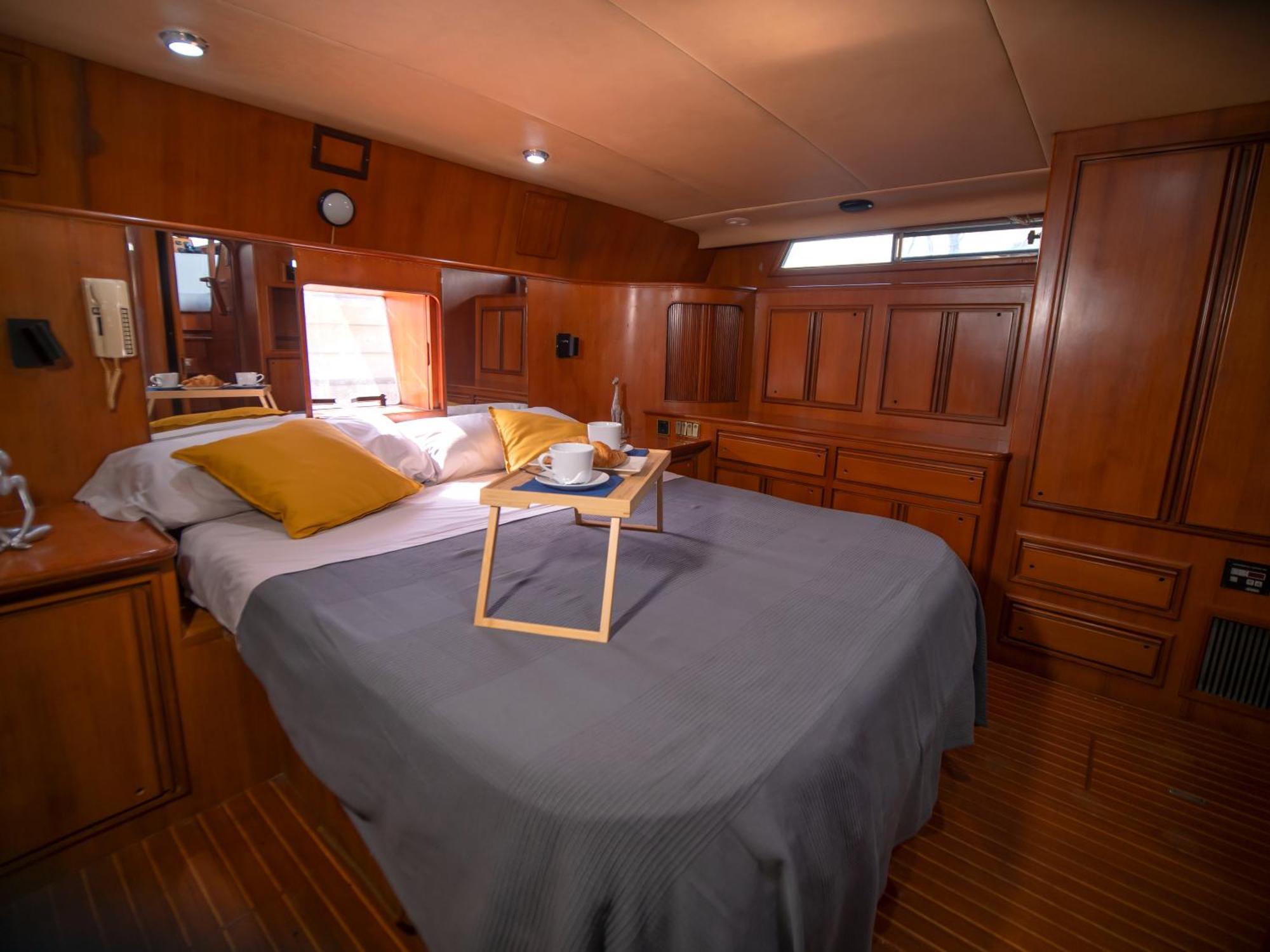 Master&Commander Hotel บาเลนเซีย ภายนอก รูปภาพ